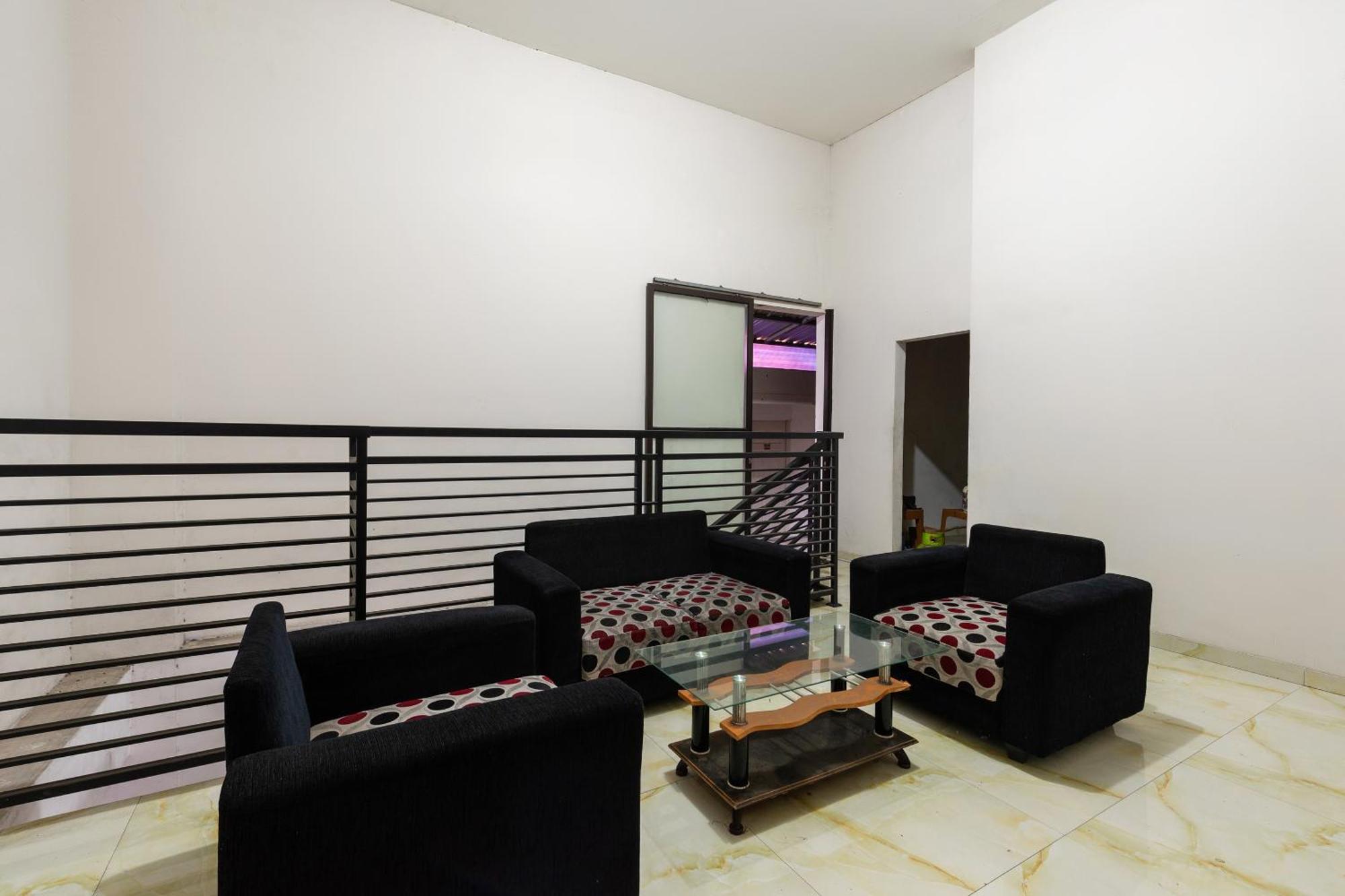 Oyo 1102 Griya Aisyah Syariah 1 Surabaya Exterior foto